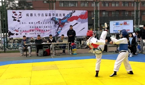12月1日篮球场运动员们在激烈的斗争.jpg